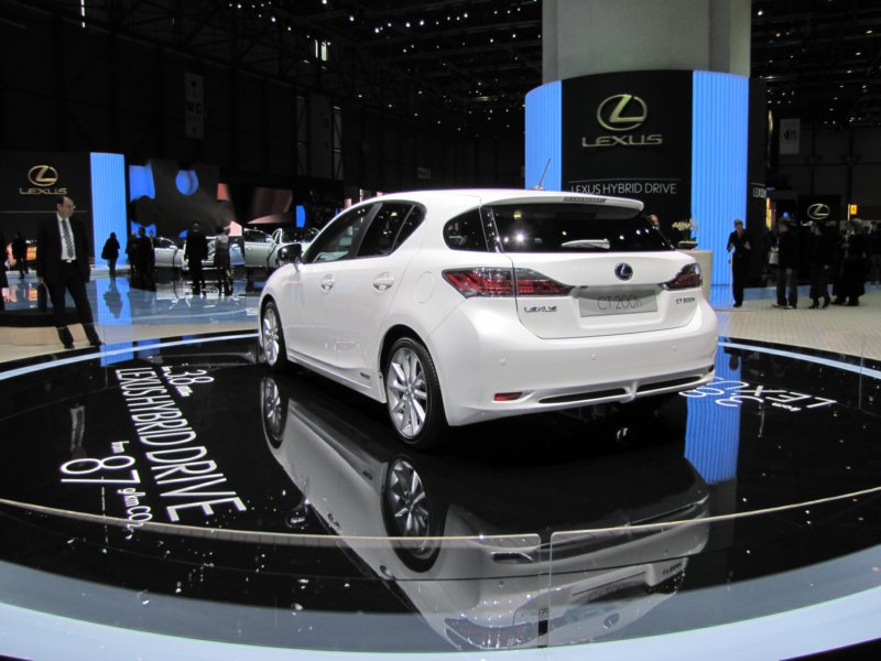 lexusct200h18.jpg