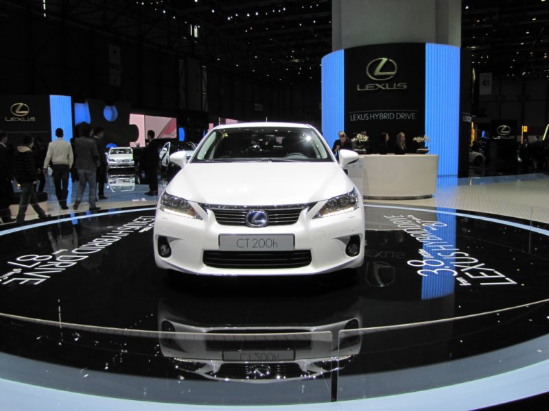 lexusct200h37.jpg