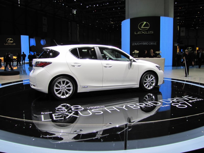 lexusct200h41.jpg