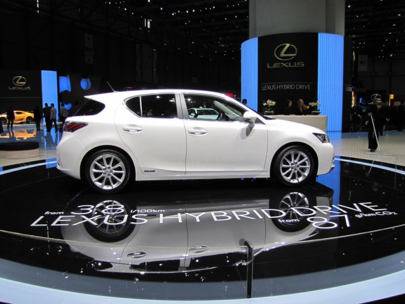 lexusct200h43.jpg