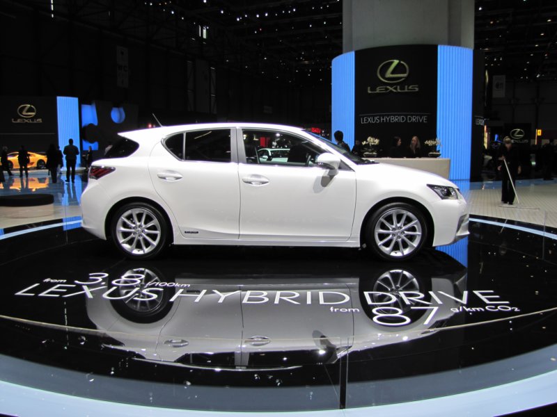 lexusct200h45.jpg
