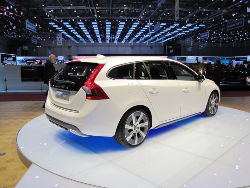 volvov60pluginhybrid13.jpg