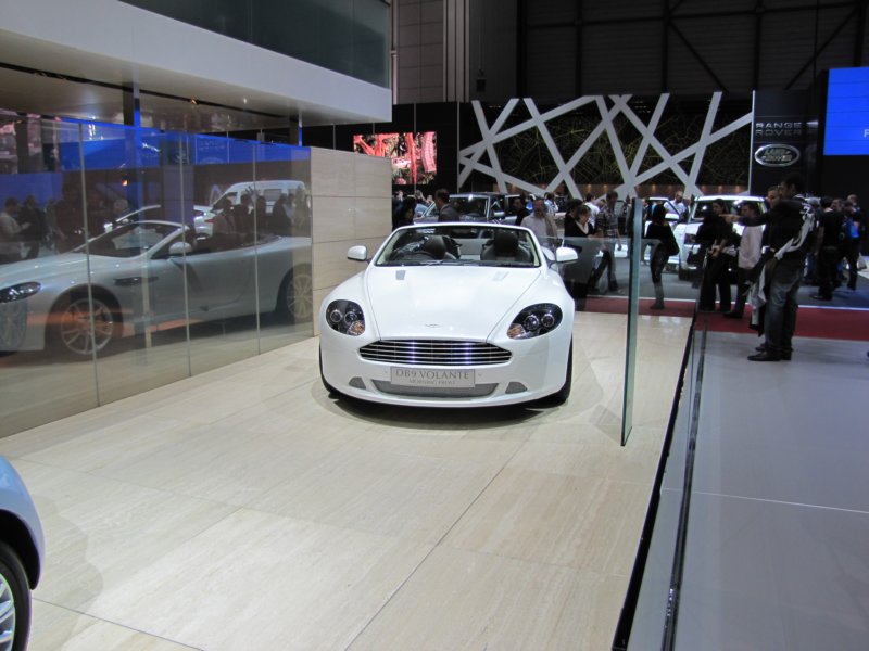 astonmartindb9volantemorningfrostspecialedition5.jpg