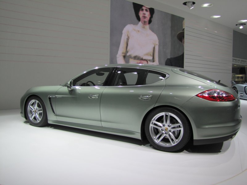 porschepanamerashybrid4.jpg