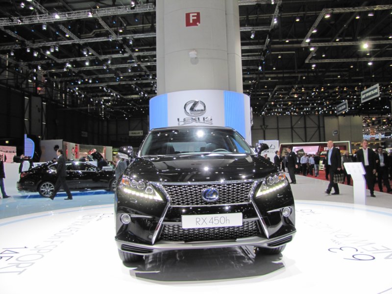 lexusrx450h6.jpg