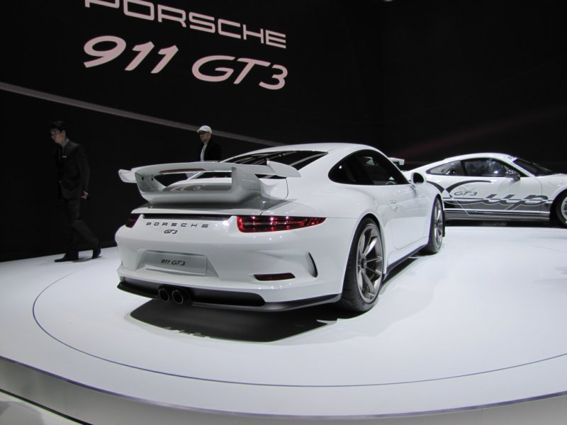 porsche911gt33.jpg