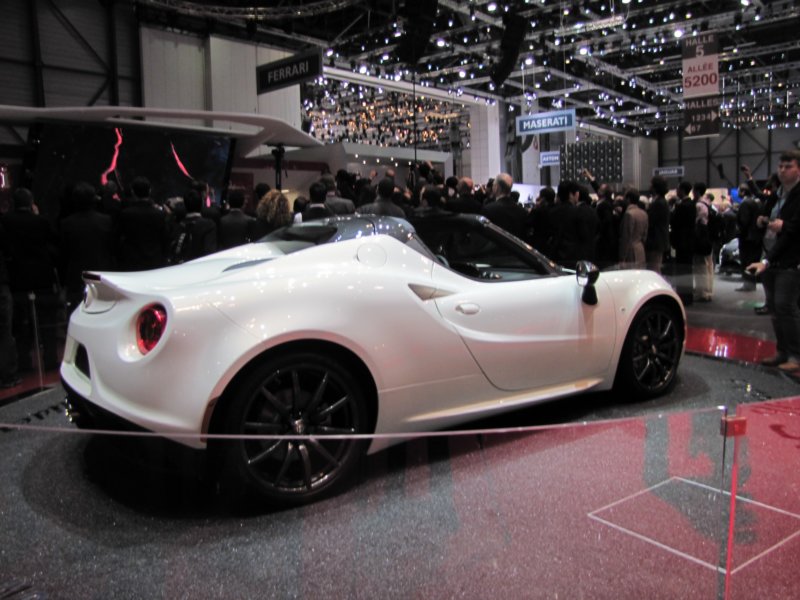alfaromeo4cspider16.jpg