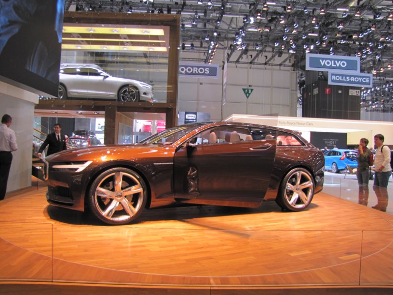 volvoconceptestate45.jpg
