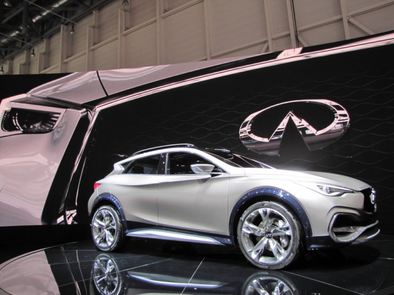 infinitiqx3042.jpg