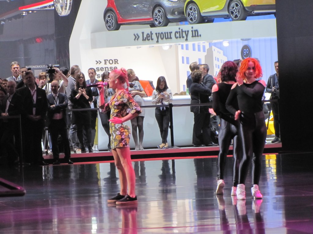 mercedesbenzzaralarssonsinginglushlife2.jpg