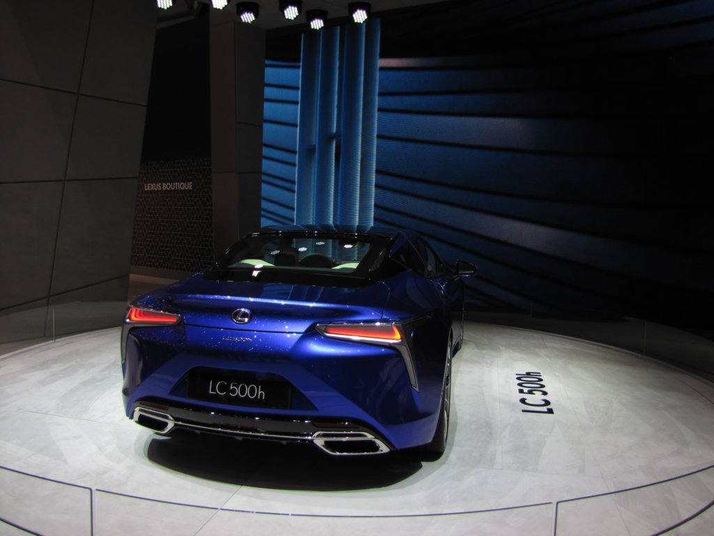 lexuslc500h29.jpg