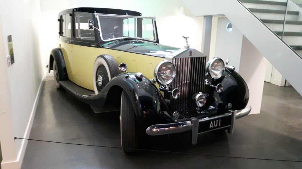 may2017londiniumgoldfingerrollsroycephantomiiibarkersedancadeville1937.jpg