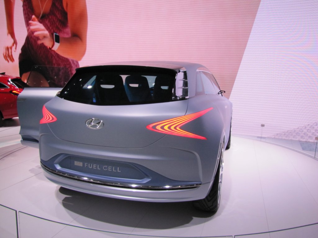 hyundaifefuelcellconcept64.jpg