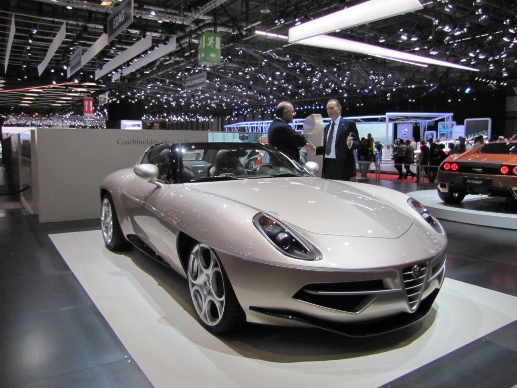 touringsuperleggeraalfaromeodiscovolantespyder2.jpg