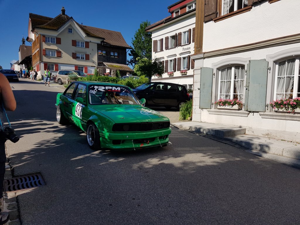 bmw323i.jpg