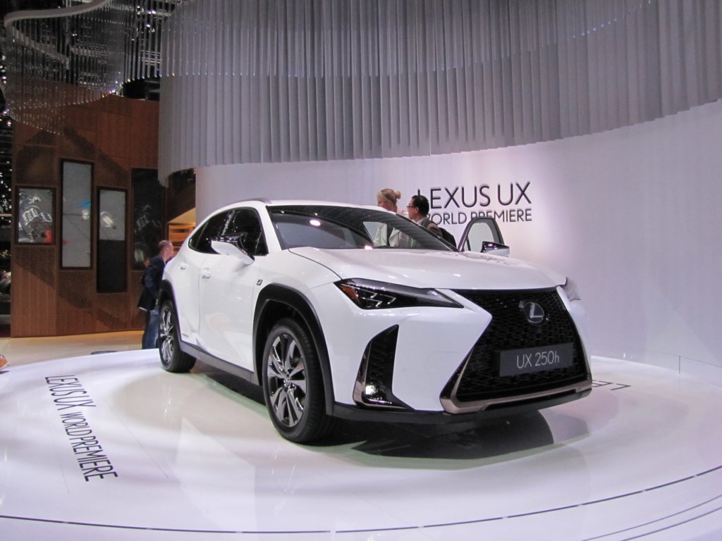 lexusux.jpg