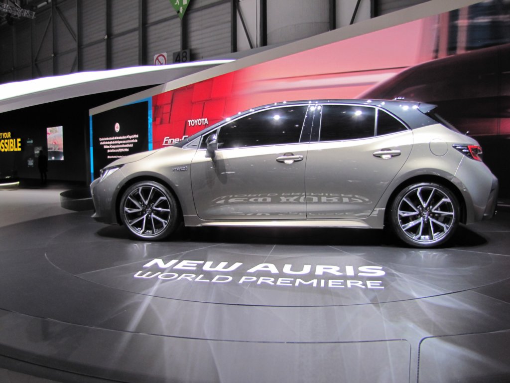 toyotaauris17.jpg