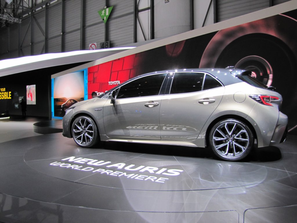 toyotaauris20.jpg