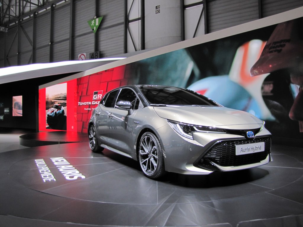 toyotaauris32.jpg