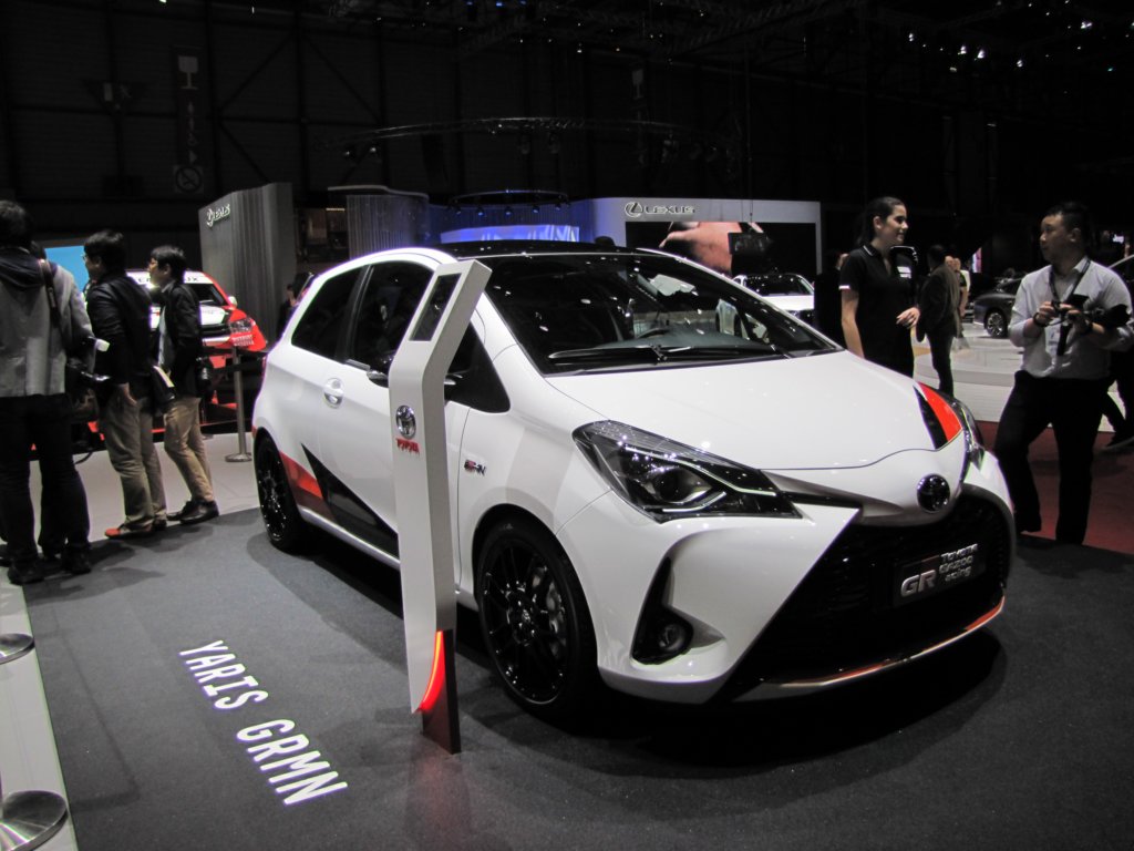 toyotayarisgrmn3.jpg