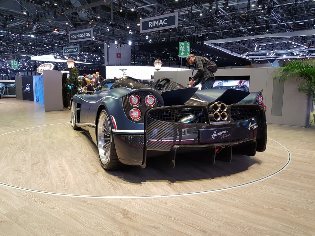 paganihuayraroadster.jpg