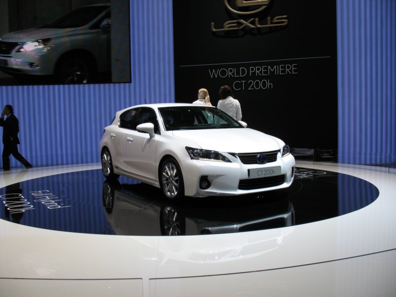 lexusct200h16.jpg