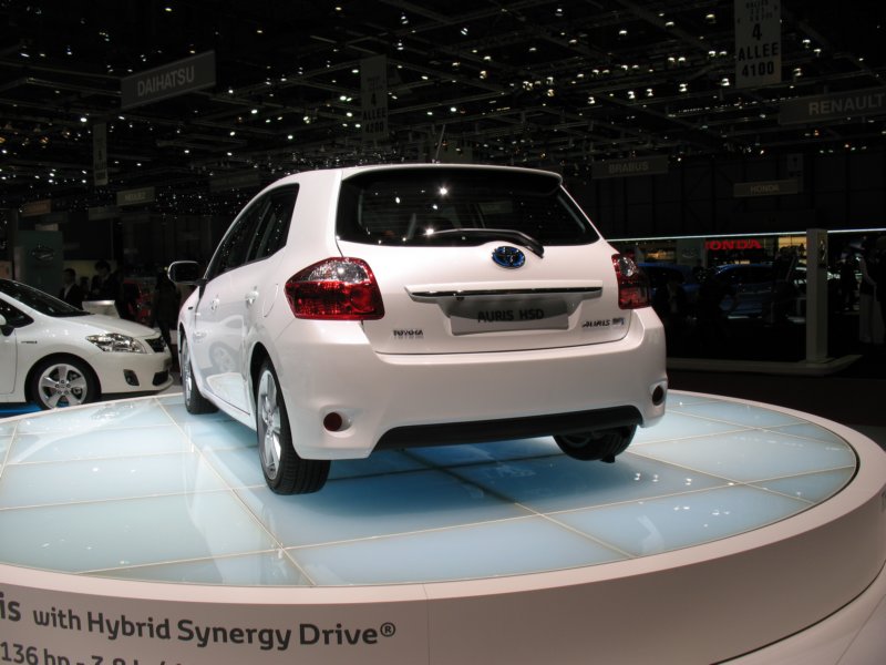 toyotaaurishsd11.jpg