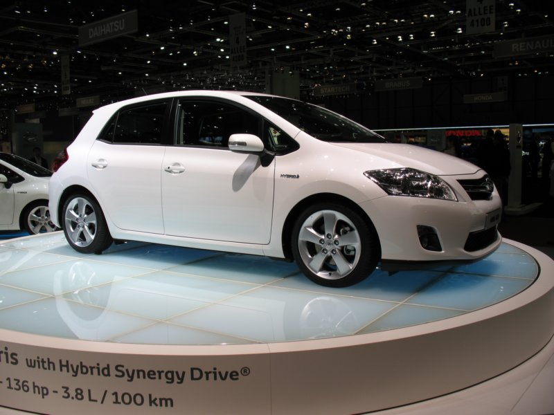 toyotaaurishsd2.jpg