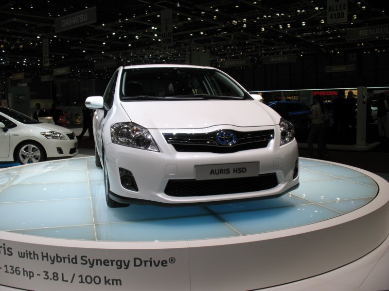 toyotaaurishsd5.jpg