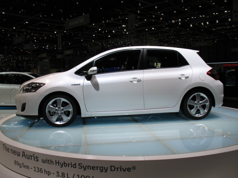 toyotaaurishsd8.jpg