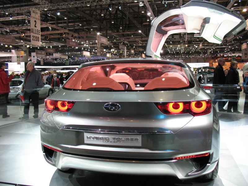 subaruhybridtourerconcept16.jpg